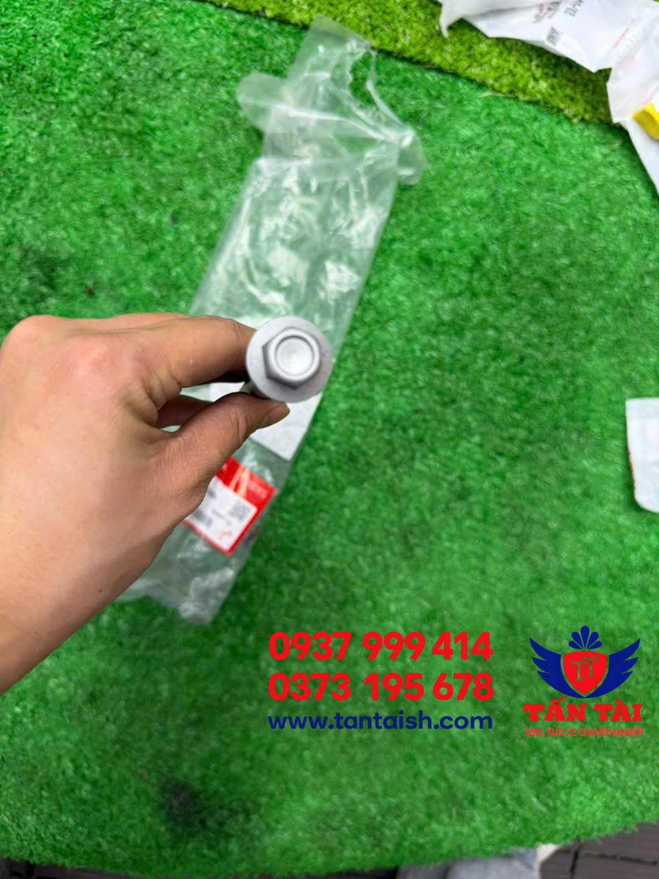 Ốc, vít bắt mặt nạ xe SH Ý 2009 - 2012 zin Japan mã 90156-KTF-980, hàng chuẩn theo xe với độ hoàn thiện cao và chống rỉ sét tốt. Lắp ráp vừa zin, giúp cố định dàn áo chắc chắn và tăng thẩm mỹ. Chuyên phụ tùng SH Ý nhập khẩu chất lượng.